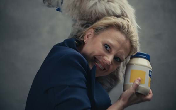 Kate McKinnon joins forces with Hellmann's